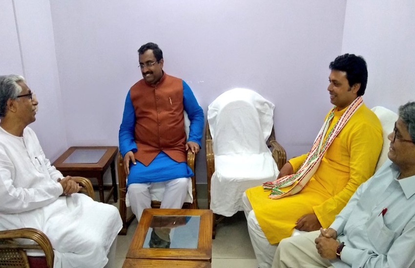 Photo of माणिक सरकार से मिले राम माधव की जमकर तारीफ़ पहले लगाये थे भ्रष्ट होने के आरोप